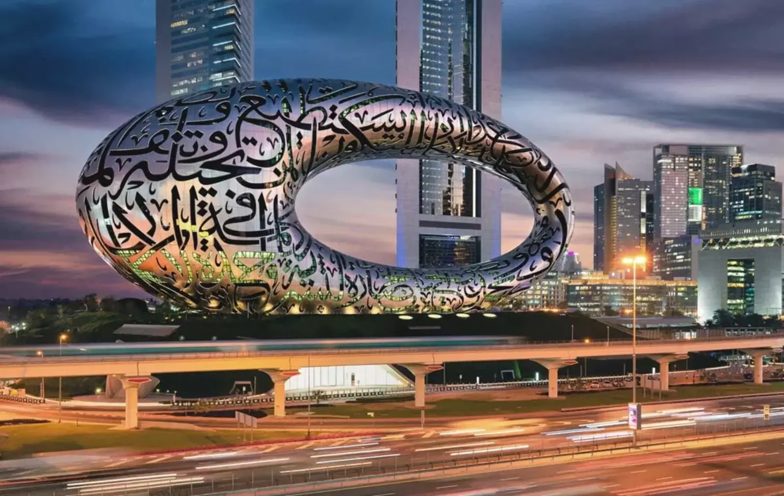 راهنمای کامل اقامت ارزان در مشهد و دبی؛ چطور سفر کنیم ولی زیاد خرج نکنیم؟
